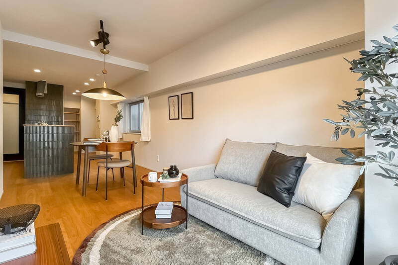 最寄り駅は「<b>目黒</b>」（徒歩4分）。感度の高いエリアの駅チカマンションの一室を、カウカモがプロデュースしました。