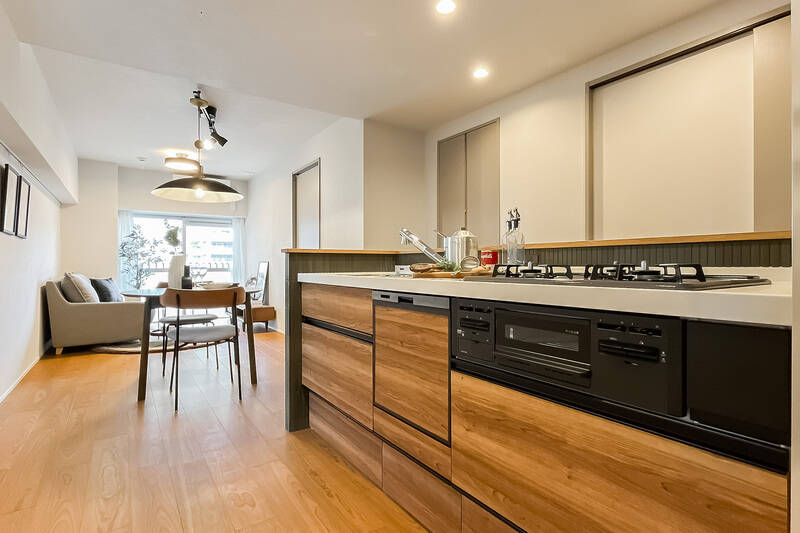 LDKの広さは約16.6帖（キッチンのパントリーを含む）。北西と北東の二面採光です。