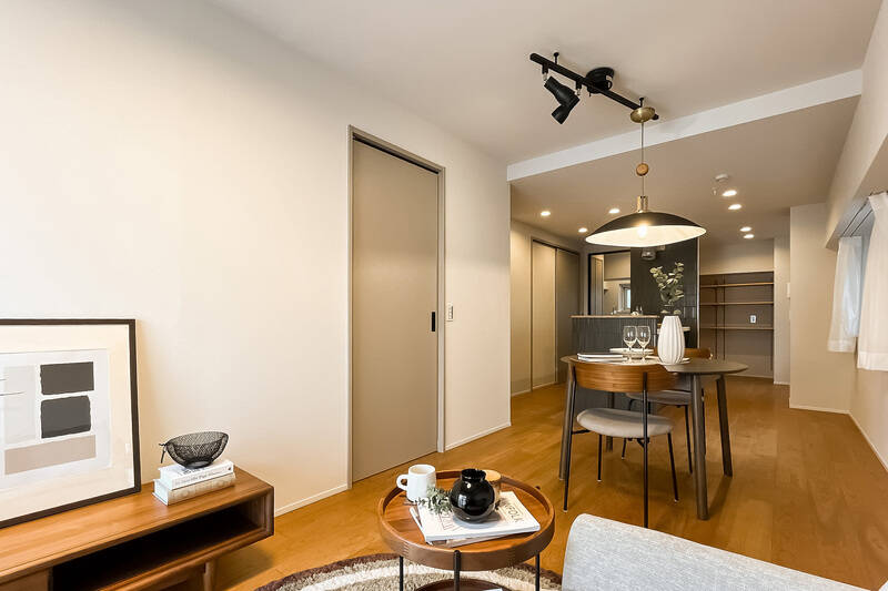 北東側の窓を背にしてもう一枚。家具のレイアウトがしやすそうな形です。