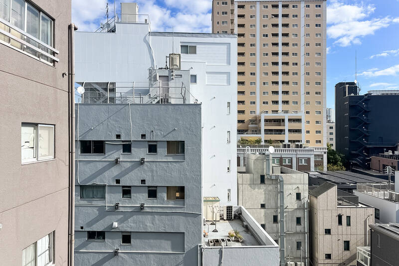 駅チカのため、まわりは建物が集まるエリアですが、それでも空を大きく仰げます。