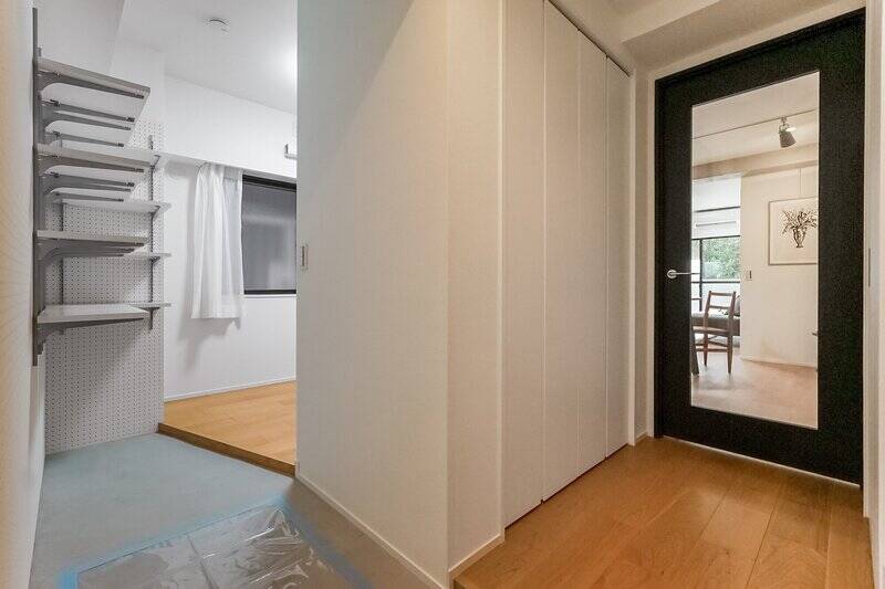 まずは玄関まわりから。広い土間が目に飛び込んできて、ひと味違う空間にドキドキ。土間はサービスルームまで続く間取りで、玄関との間はカーテンで緩く仕切ることも可能です。