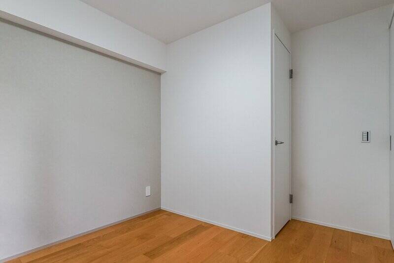 WICと洋室入口の建具はホワイトで統一されてすっきりとした印象です。