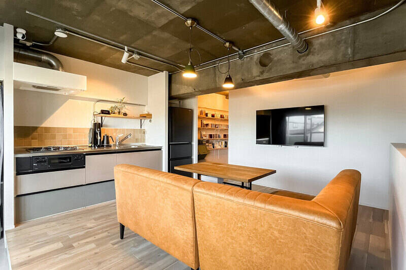 窓を背にしてもう一枚。床は無垢材、天井や梁(はり)、壁の一部は躯体現しにしていて、ほどよいリノベ感がある空間です。