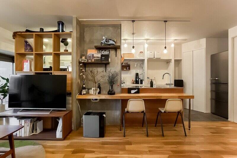 アイキャッチにもなっているキッチンカウンターとオープンシェルフ。さながらお店のような雰囲気です。