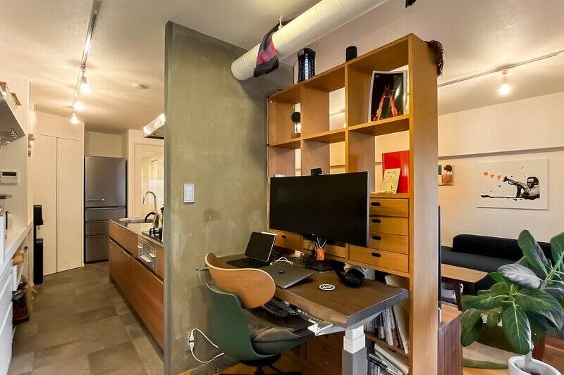 コンロ横のオープンシェルフ沿いにデスクを置けば、窓辺の明るいワークスペースの完成です◎