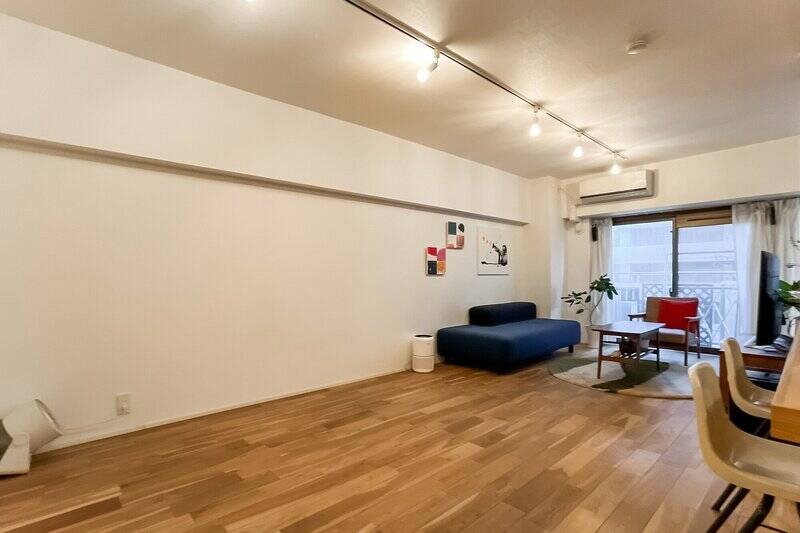 この角度から見ると、LDがどれだけ広いか実感できますね……！ 空いているスペースに大きなダイニングテーブルを置くこともできそうです。