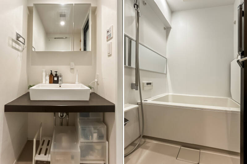 <b>左・</b>カウンター＋置き型ボウルの洗面化粧台。こちらもワゴン式収納を活用すると便利かもしれません。／<b>右・</b>スクエアの浴槽が設置されたシンプルなバスルーム。