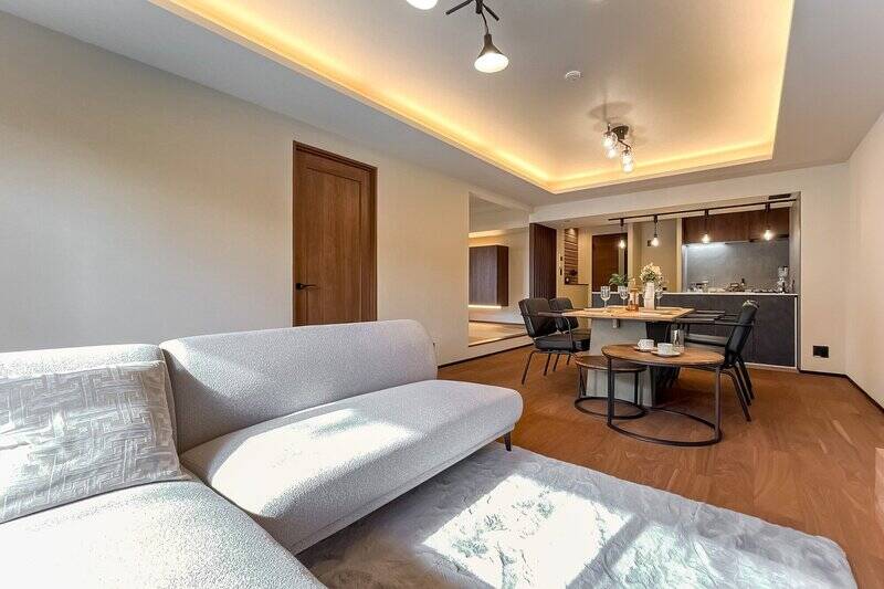 折り上げ天井部分には間接照明が入っています。写真奥に畳がチラリ……！