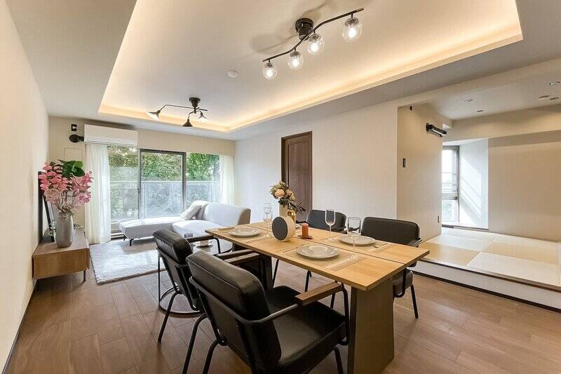 窓から見える緑がなんとも癒し……！ バルコニーに出てみましょう。