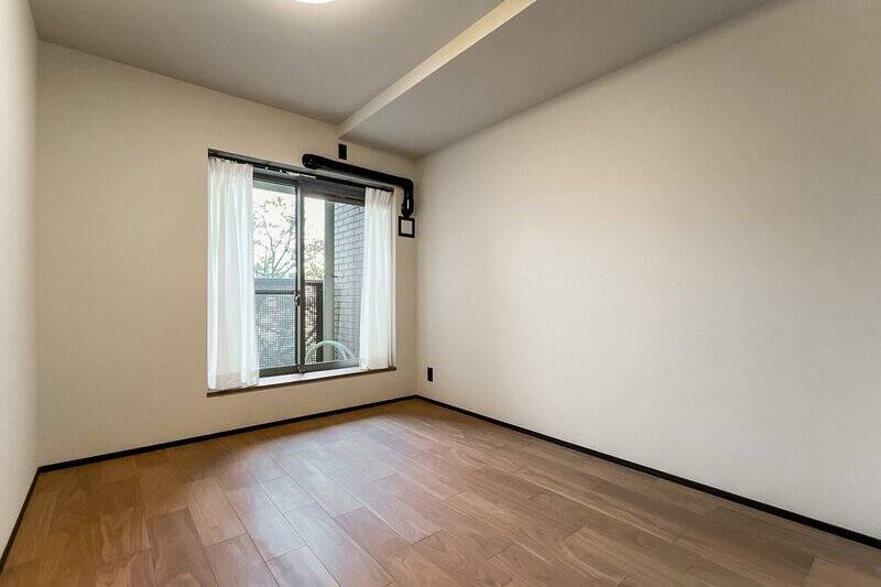 洋室Bは北東向きのコンパクトなバルコニーに面しています。