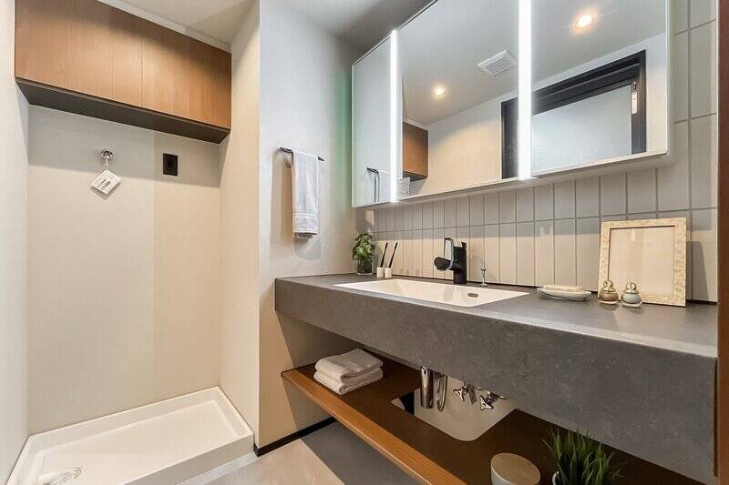 ワイドサイズの洗面台。2人並んで身支度をすることもできそうです◎