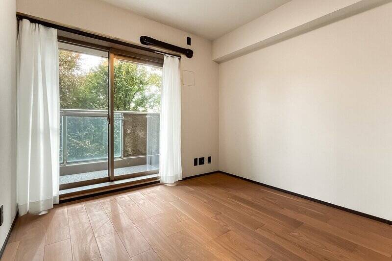 LDKと同じバルコニーに面しており、窓からは同じくグリーンが望めます。