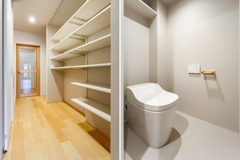 廊下を “ただの通路” で終わらせていないのも拍手喝采ポイント。オープンタイプの可動棚がたっぷり用意されています。お向かいには泡洗浄のタンクレストイレ。
