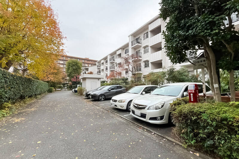 今回ご紹介するのは全10棟、総戸数299戸からなるビッグコミュニティ。広い敷地内は緑がたっぷり! お散歩気分を味わえます。