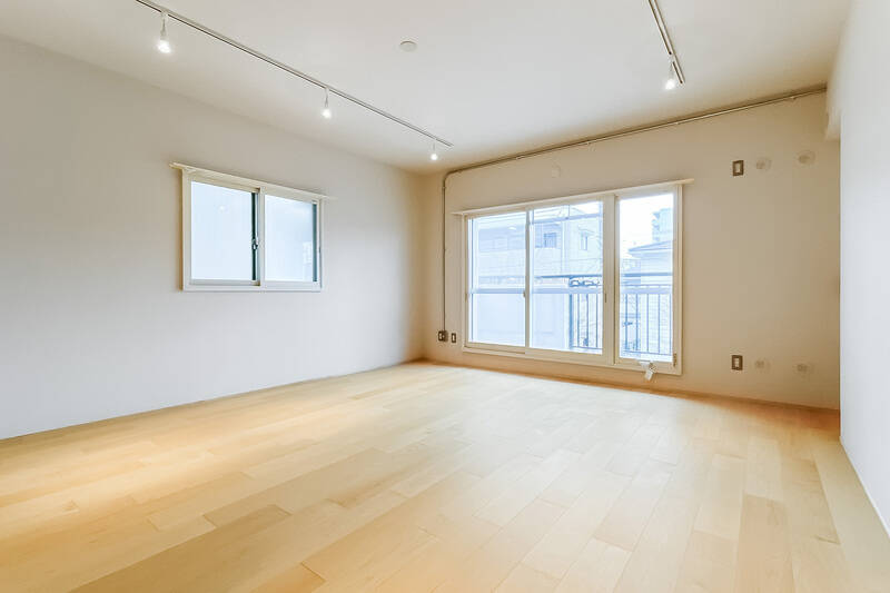 約10.7帖、南向きのリビングダイニング(LD)。シンプルな白の壁天井に、やさしい色味のフローリング。無駄なものがなく『そうそう、こういうのがほしかった!』と思わされます。