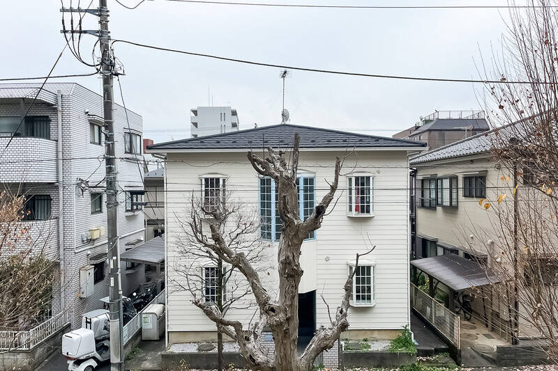 正面には2階建てのアパート。洋館のような佇まいで癒されます。春になれば敷地内の木々が葉をつけ、目隠しの役割を果たしてくれそうですね。