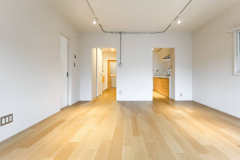 白壁を走る鉄管がまたイイ味わい。右の開口を抜け、キッチンを拝見いたしましょう。