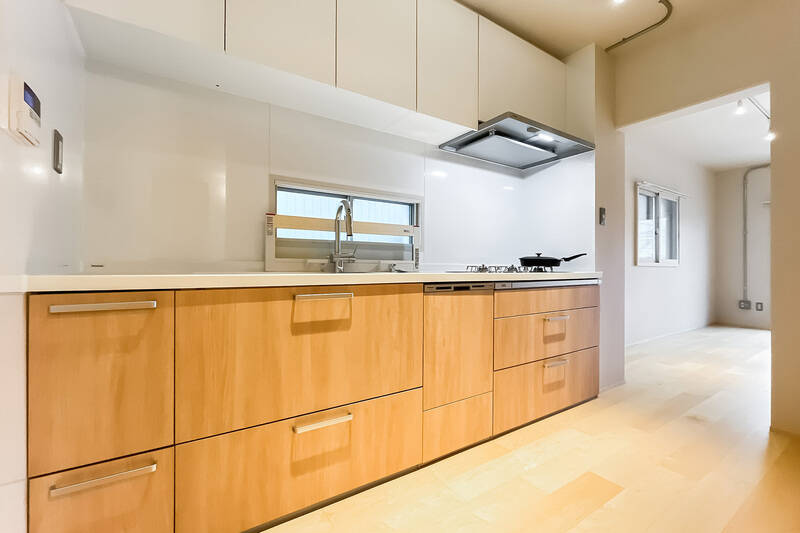 横幅はなんと約3m。センサー式水栓、深型食洗機を搭載しています。写真だと見づらいですが、ガスコンロは3口横並びタイプですよ!