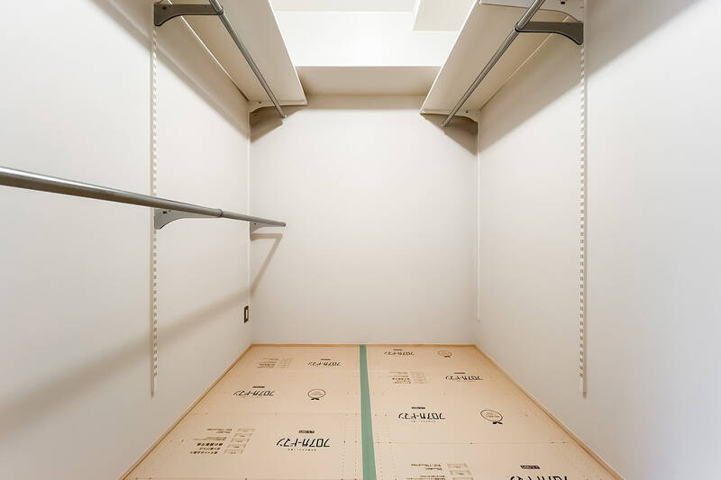 引き戸を開けてびっくり! ひと部屋分あろうかというくらい広々した空間です。