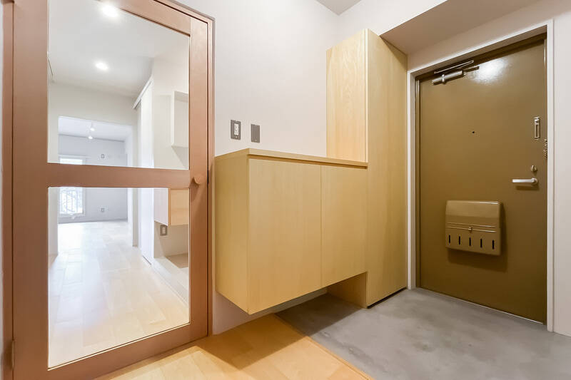 いやはや、お見それしました。玄関まで世界観が統一されていてつくづくイイですね。では共用部をご案内しましょう!