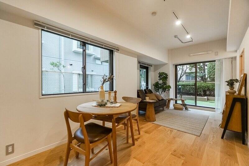 まずはLDKにお邪魔しております、カウカモです。約12.5帖の比較的コンパクトなLDKですが、南西・南東向きの角住戸のため窓が多く、開放感ある空間となっています。