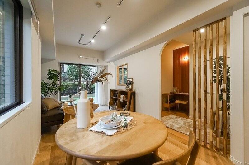 LDKの横には、木格子でゆるくゾーニングされた洋室Aと、室内窓で結ばれた洋室Bがあります。いずれも、扉のないセミオープンな造りです。