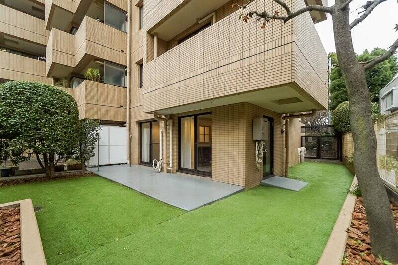 こちらの住戸には、テラスと専用庭合わせて約29㎡の広々空間が付属しています。右手奥のゲートは敷地外へつながっていますが、常時施錠されており、防犯カメラも設置されているので安心感が持てそう◎