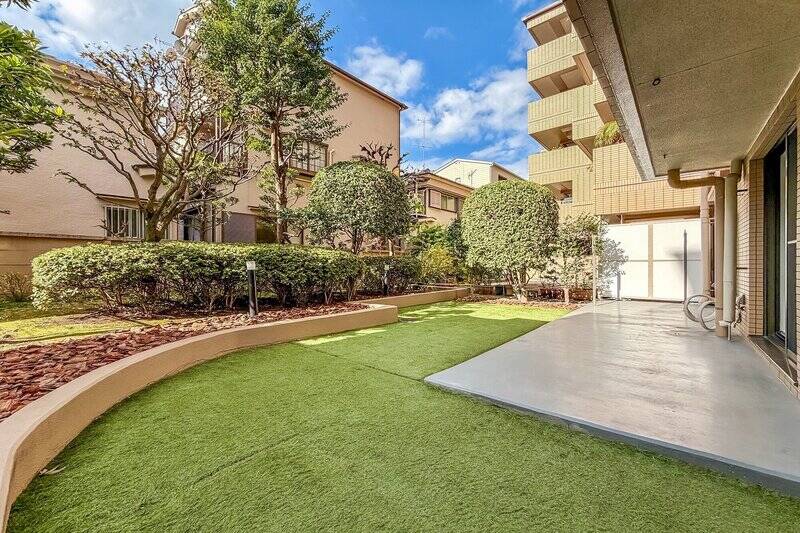 せっかくなので、売主さまからいただいた晴天時の写真もどうぞ。私なら、テラス部分でシーツを干して、人工芝の上にハンモックを置いて読書します！