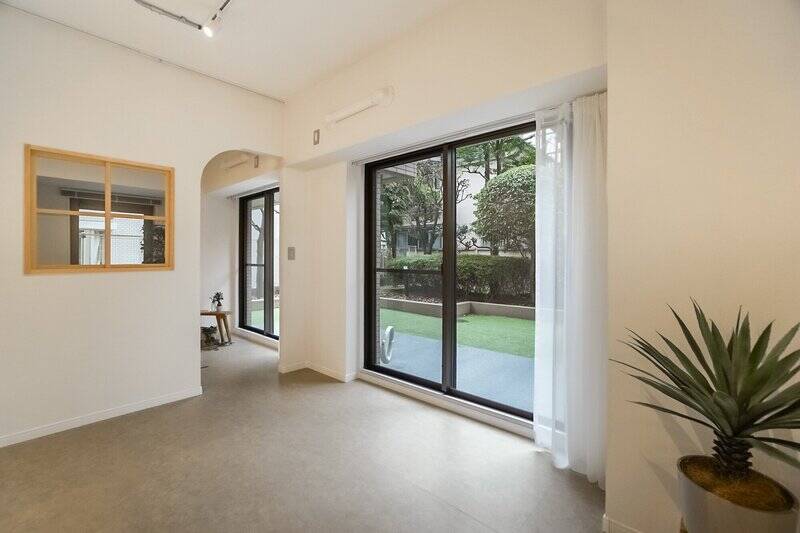 テラス・専用庭に面した南西向きの洋室B。約4.8帖の広さがあり、ベッドルームにぴったりです。