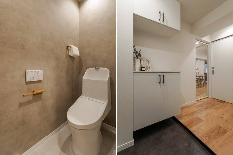 <b>左・</b>水まわりとお揃いのモルタル風クロスで仕上げられた、シンプルなトイレ。収納は工夫して追加する必要がありそうです。／<b>右・</b>玄関には収納がふたつ備わっています。LDKの引き戸がガラス製なので、光が通り抜けて明るい印象です。