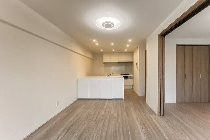 約12帖のLDKから見ていきましょう。引き戸で仕切られた洋室Aと合わせると約18帖の広さです。