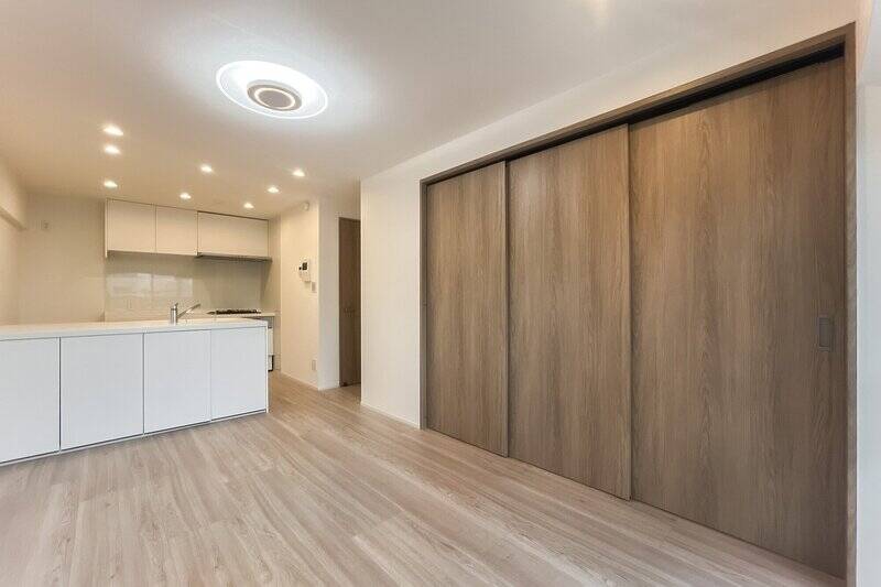 リビングとの間の引き戸を閉めた様子。必要に応じて開閉できるので、お子さまのプレイルームやゲストルームにいかがでしょうか。