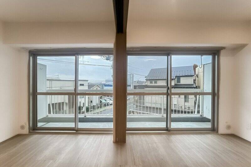 リビングと洋室Aの間。視界いっぱいの窓で開放感があります。外に出てみましょう！