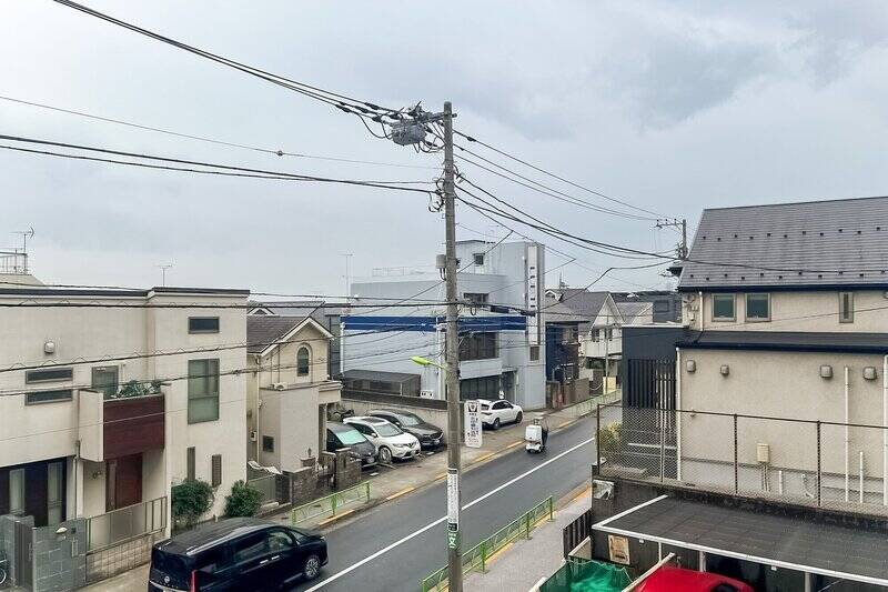 住戸が所在するのは3階ですが、空をしっかり仰ぐことができます。取材日はあいにくの曇り空だったのが悔しい…