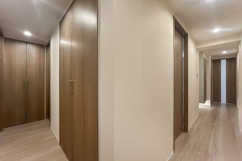 右手正面の扉はLDKへつながっています。左手奥の扉の中は、洗濯機置き場です。