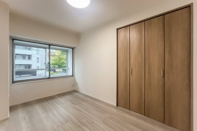 北西向きの腰窓と収納が付いた、約5.1帖の洋室B。