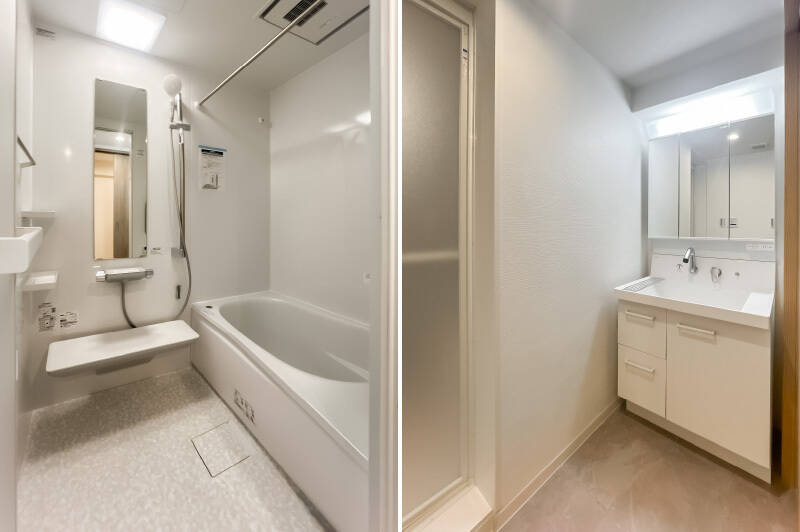 <b>左・</b>ファミリーサイズとしては、ややコンパクトな1216サイズのユニットバス。／<b>右・</b>3面鏡付きの洗面台。