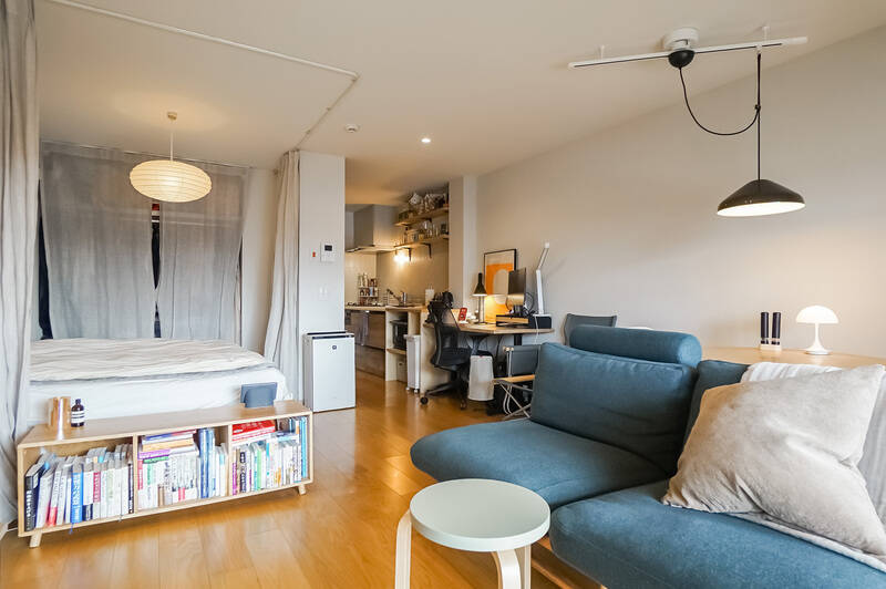 間取りはワンルームですが、居室の一角をカーテンで仕切れるようになっています。