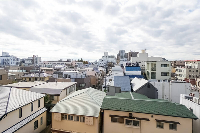 バルコニーから見える眺望はこちら。低層住宅が広がっているので、抜けがあって開放的です。