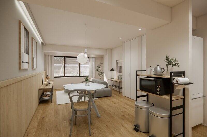 <p>左手の壁は木の腰壁であしらわれ、間接照明がほのかに灯るつくり。アートや写真を飾れば、そっと引き立ててくれます。</p>