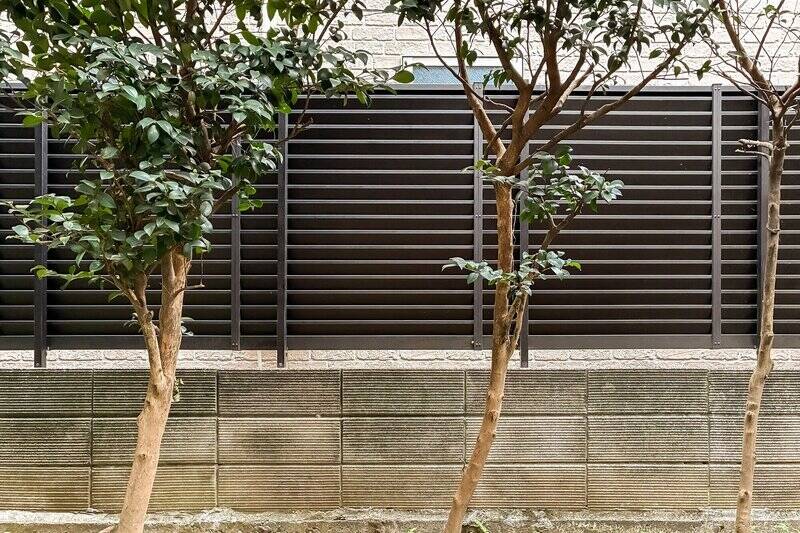 住戸は1階所在。隣接する建物とはフェンスで仕切られているため、視線は気にならなさそうです。