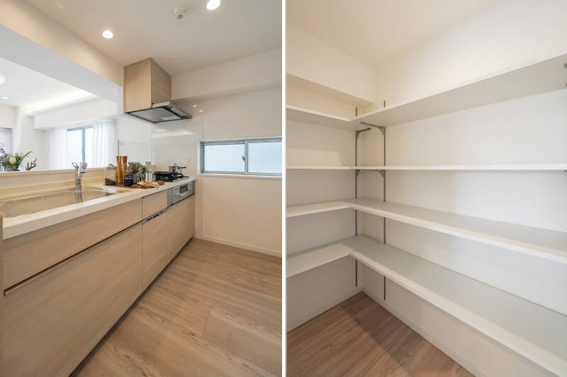 <b>左・</b>食洗機完備のキッチンは、内装にすんなり溶け込むベージュカラー。家族との会話が弾みそうな対面式です。／<b>右・</b>背後には、頼もしいサイズのパントリーが用意されています。引き戸で目隠しできるので、生活感が出にくいのがうれしいポイントです。