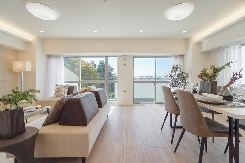 住戸のLDKは約20.6帖の余裕ある広さ。南西向きの掃き出し窓の向こうに空が見えて、視線とココロがふ〜っと遠くへ抜けていくのを感じます。