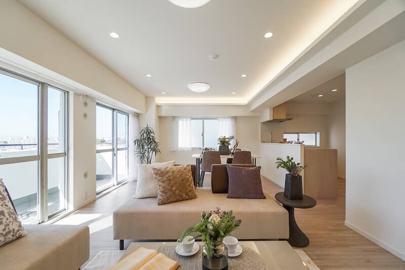 こちらの物件はなんと四面採光なのです。写真右奥のキッチンエリアにも窓があるのがうれしいですね◎