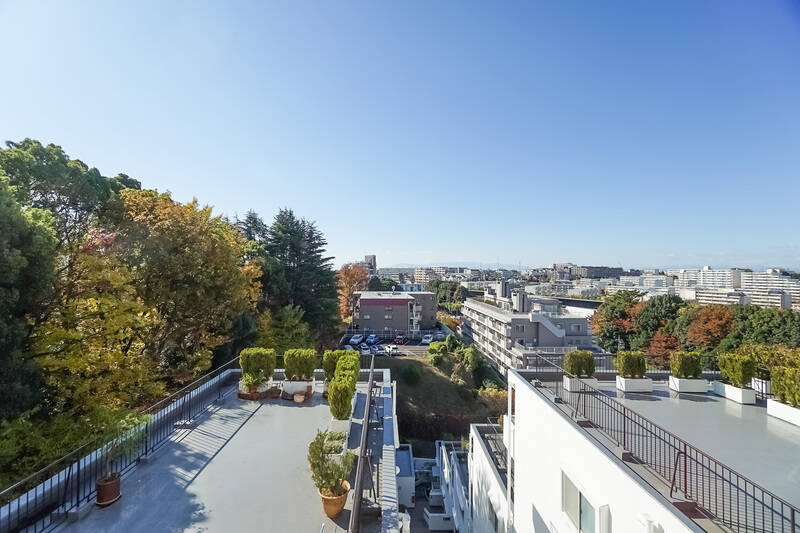 おおー！ 街を一望し、左手には緑を望む気持ちいい眺め……写真では分かりづらいですが、正面に見える山脈の向こうには真っ白な富士山が見えましたよ！