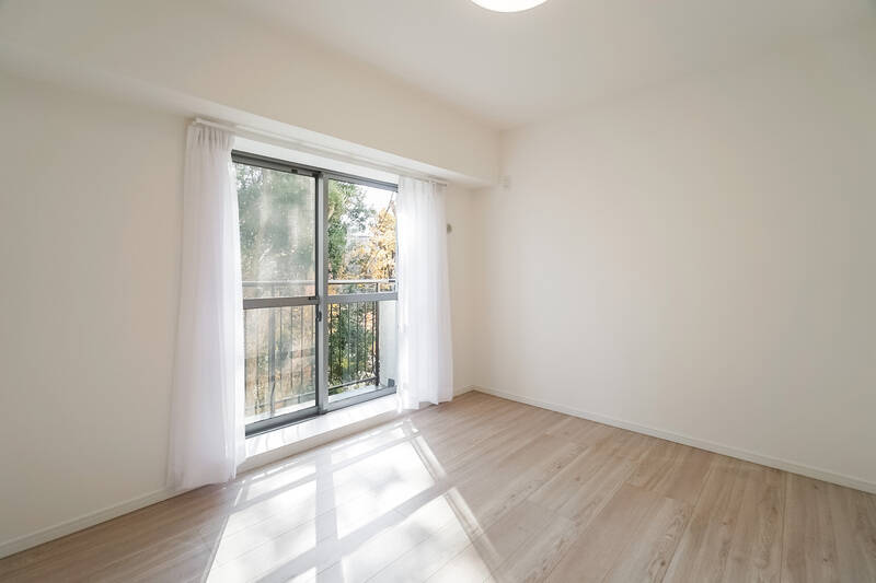 まずは南東向きの洋室Ａ。正方形に近いきれいな四角形の空間で、窓の向こうには専用のサブバルコニーが備わっています。