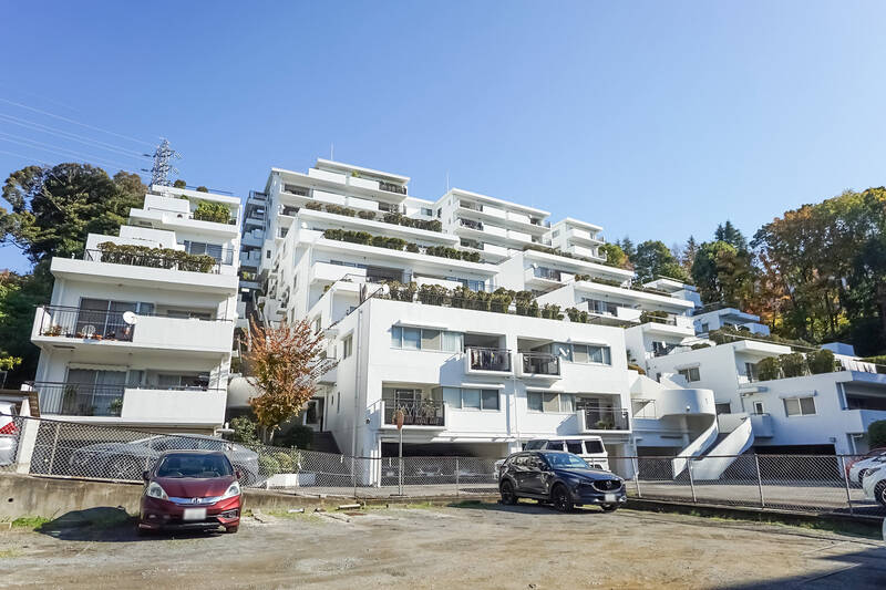 太陽の恵みを最大限受けられるよう、傾斜地にひな壇状に造られた全69戸のマンション。1985年築で、新耐震基準に適合しています。ちょっと（かなり？）珍しい、ケーブルカー風の斜行エレベーターに乗って住戸へ向かいましょう！