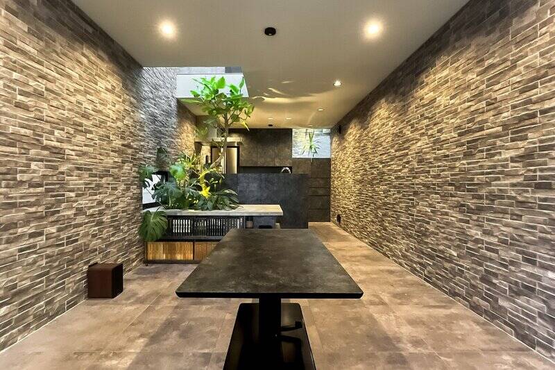 LDKの広さは約17帖。壁と床にはイタリア製のタイルをあしらい、独特の陰影が浮かび上がります。