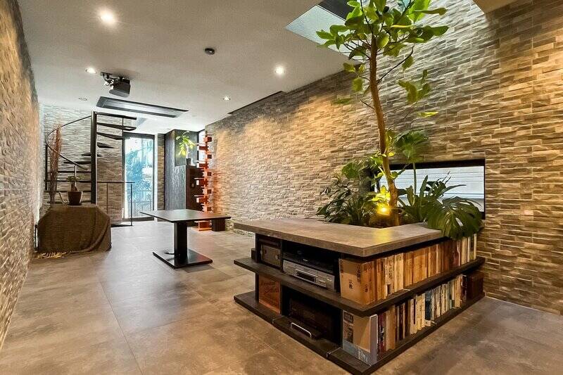 リビングダイニング（LD）の中心には、収納を兼ねた巨大な室内花壇が。空へと伸びるような生命力を感じる植栽は、まるでひとつのアート作品のよう。