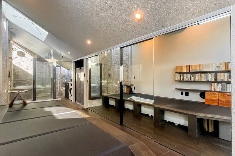 洋室の広さは約9帖。壁一面の大型収納の建具は全面鏡張りになっており、反転した世界が空間を拡張して見せてくれています。帖数以上の広がりを感じられますよ。